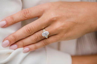 Bague de fiançailles unique en moissanite à taille ovale de 3,0 à 5,0 ct avec 3 pierres