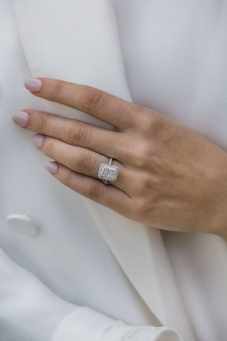 Anillo de compromiso con diamantes de moissanita y halo único y radiante de 3,50 quilates