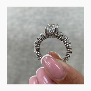 Anillo de compromiso con diamantes engastados en pavé ovalado de 1,50 a 3,50 ct