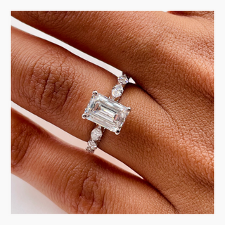 Anillo de compromiso con diamantes pavé de talla esmeralda de 1,71 ct con claridad E-VS