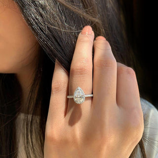 Anillo de compromiso con diamantes de moissanita pavé con halo de talla pera de 1,50 quilates