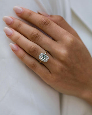 Bague de fiançailles avec halo d'émeraude et moissanite de 3,0 ct