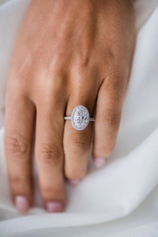 Bague de fiançailles ovale à trois côtés avec halo de diamants en moissanite pavée de 3,85 ct