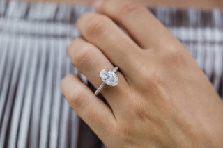 Bague de fiançailles ovale allongée de 3,40 ct avec halo caché en moissanite et diamants pavés