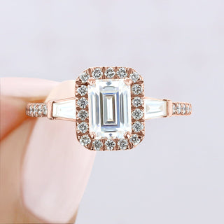 Bague de fiançailles halo de diamants en moissanite à trois pierres taille émeraude de 1,60 ct