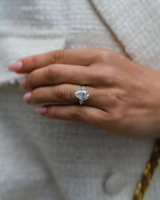 Bague de fiançailles à trois pierres en moissanite en forme de poire de 4,20 ct