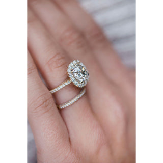 Bague de fiançailles en moissanite coussinée de 4,0 ct avec halo et pavé