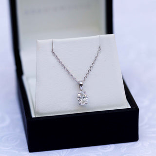 Collier solitaire en moissanite ovale en or massif