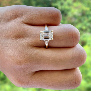 Bague de fiançailles à trois pierres en moissanite taille émeraude de 1,9 ct