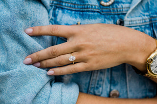 Anillo de compromiso de moissanita con halo oculto y solitario ovalado de 1,0 a 2,5 quilates