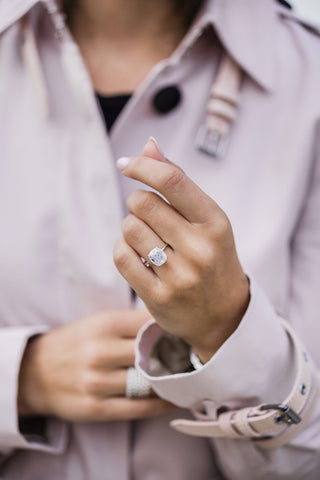 Anillo de compromiso solitario con diamante de moissanita de talla cojín de 4,50 quilates y cuatro puntas