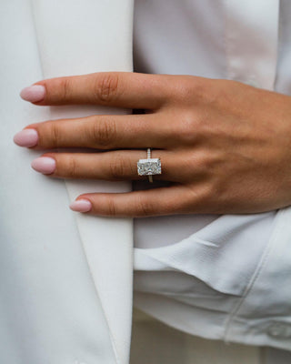 Anillo de compromiso de moissanita con halo oculto y solitario radiante de 4,80 quilates