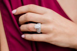 Bague de fiançailles solitaire en émeraude de 4,30 ct avec halo caché et moissanite pavée