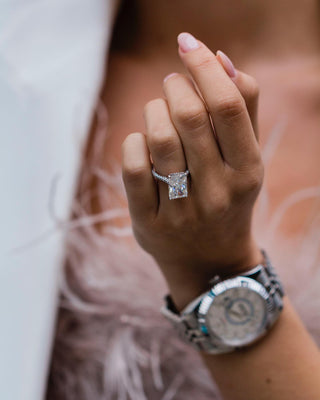 Anillo de compromiso con solitario radiante de moissanita pavé y halo oculto de 7,45 quilates