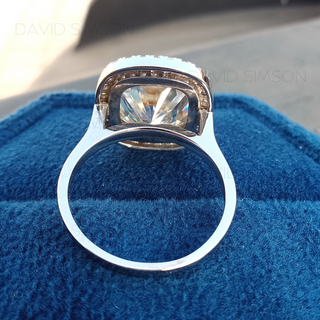 Anillo de compromiso con halo de moissanita y diamantes de talla cojín de 2,50 quilates