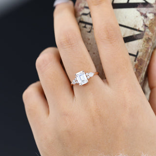 Bague de fiançailles en grappe de moissanite en forme d'émeraude de 1,06 ct