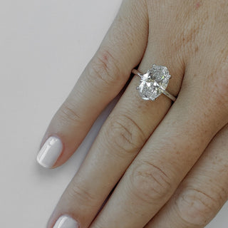 Bague de fiançailles solitaire en or blanc 18 carats avec diamant moissanite ovale à quatre griffes de 3,0 ct 