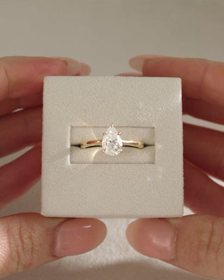 Anillo de compromiso solitario con diamante de moissanita de talla pera de 1,0 CT a 2,0 CT