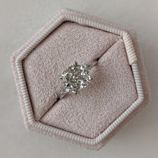 Bague de fiançailles solitaire en diamant et moissanite à trois pierres coussinées de 2,66 ct