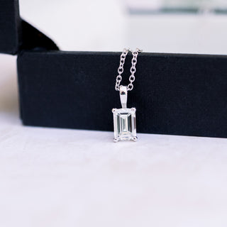 Collier pendentif classique avec solitaire en émeraude et moissanite en or massif