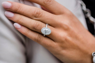 Bague de fiançailles ovale à trois côtés avec halo de diamants en moissanite pavée de 3,85 ct