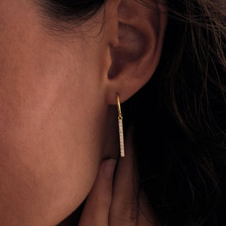 Pendientes minimalistas de barra larga con diamantes de talla redonda para ella 