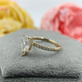 Anillo de compromiso con halo oculto de moissanita y diamante de talla pera de 3,0 quilates