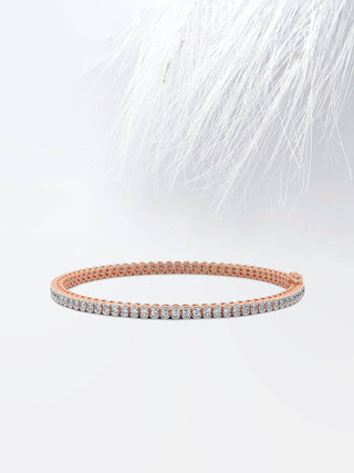 Pulsera de tenis con diamantes de moissanita redondos y bisel medio en oro blanco de 14 quilates