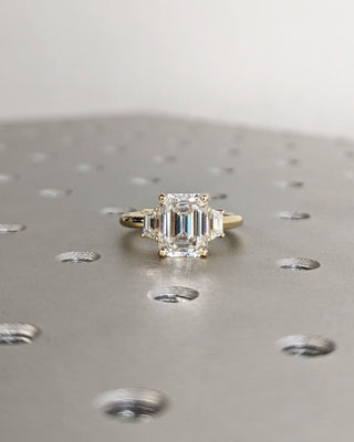 Bague de fiançailles à trois pierres avec diamants CVD F/VS1 et émeraude de 1,0 à 3,0 ct