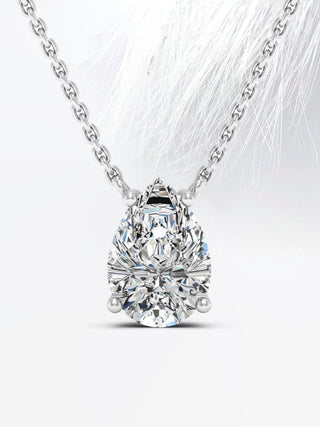 Collier Colleen avec solitaire en diamant et moissanite taille poire pour femme