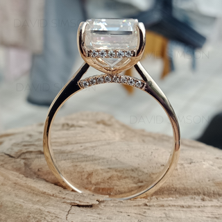 Anillo de compromiso con halo oculto de moissanita y diamante de talla esmeralda de 3,50 quilates