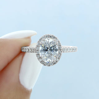 Bague de fiançailles en moissanite halo à taille ovale de 1,33 ct et sertissage à griffes unique 