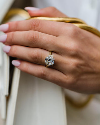 Anillo de compromiso con moissanita de tres piedras con forma de cojín Old Mine de 3,50 quilates