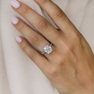 Bague de fiançailles solitaire allongée en forme de coussin avec halo caché en moissanite de 4,65 ct