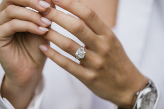 Anillo de compromiso de tres piedras con diamantes de moissanita Asscher de 4,10 quilates en oro blanco de 14 quilates