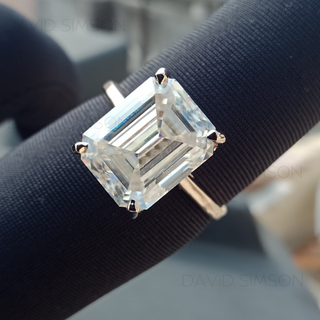 Anillo de compromiso con halo oculto de moissanita y diamante de talla esmeralda de 3,50 quilates