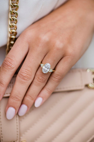 Bague de fiançailles unique en moissanite à taille ovale de 3,0 à 5,0 ct avec 3 pierres