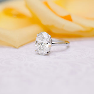 Bague de fiançailles solitaire en diamant moissanite ovale à quatre griffes de 2,0 ct pour femme