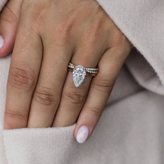 Bague de fiançailles à quatre griffes en diamant et moissanite en forme de poire de 4,50 ct avec monture cathédrale