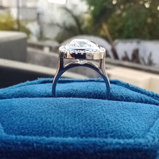 Anillo de compromiso con halo de moissanita y diamantes de talla cojín de 2,50 quilates