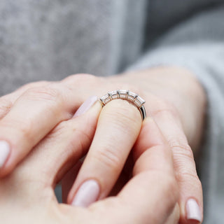 Alianza de boda de moissanita de cinco piedras con corte esmeralda de 1,0 ct 