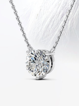 Collier Colleen avec diamant solitaire en moissanite à taille ronde pour elle