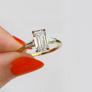 Bague de fiançailles à trois pierres en moissanite taille émeraude de 1,91 ct