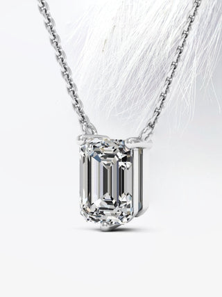 Collier Colleen avec diamant solitaire en moissanite taille émeraude