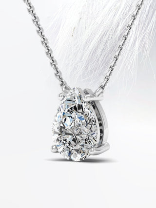 Collier Colleen avec solitaire en diamant et moissanite taille poire pour femme