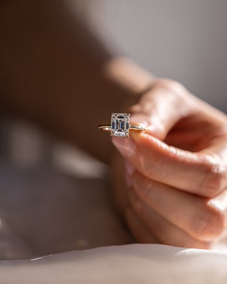 Anillo de compromiso con halo oculto de diamantes CVD de esmeralda de 1,30 a 3,30 quilates