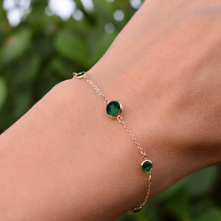 Pulsera con piedra natal de mayo y diamante esmeralda redondo engastado en bisel de 1,25 quilates