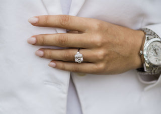 Anillo de compromiso de moissanita Asscher de tres piedras y 4,10 quilates