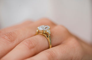 Bague de fiançailles unique en moissanite à taille ovale de 3,0 à 5,0 ct avec 3 pierres