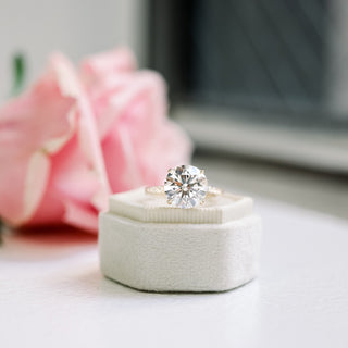 Bague de fiançailles en moissanite ronde cachée avec halo de diamants pavés de 1,50 ct